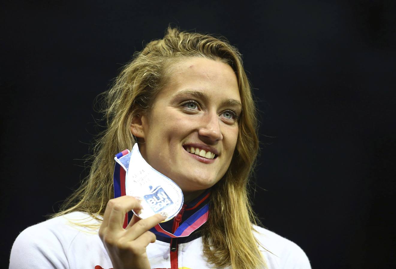 Mireia Belmonte luce su medalla de plata.