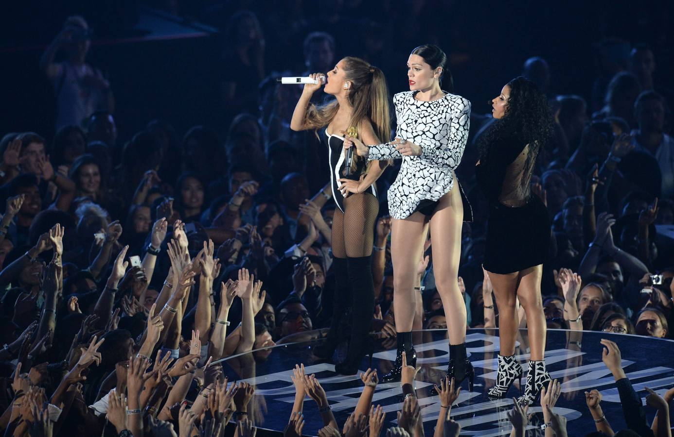 Jessie J., Nicki Minaj y Ariana Grande actúan durante la gala.