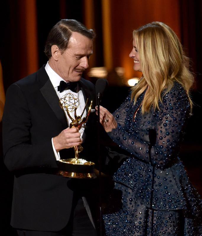 Bryan Cranston recoge su premio de manos de Julia Roberts.