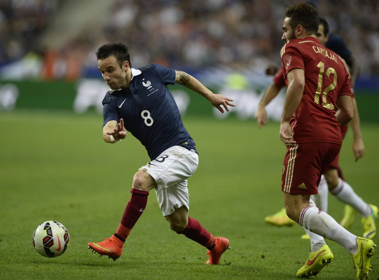 Valbuena conduce el balón en presencia de Carvajal.