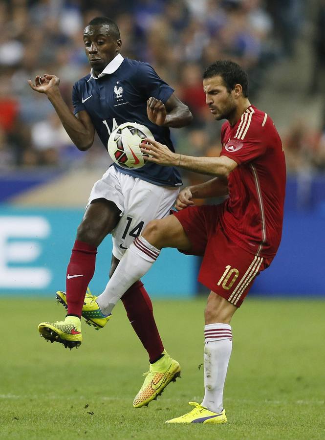 Matuidi y Cesc Fabregas pelean por un balón.