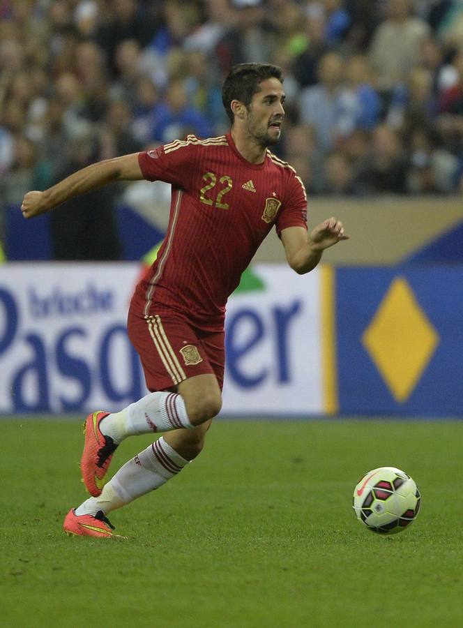 Isco controla un balón.