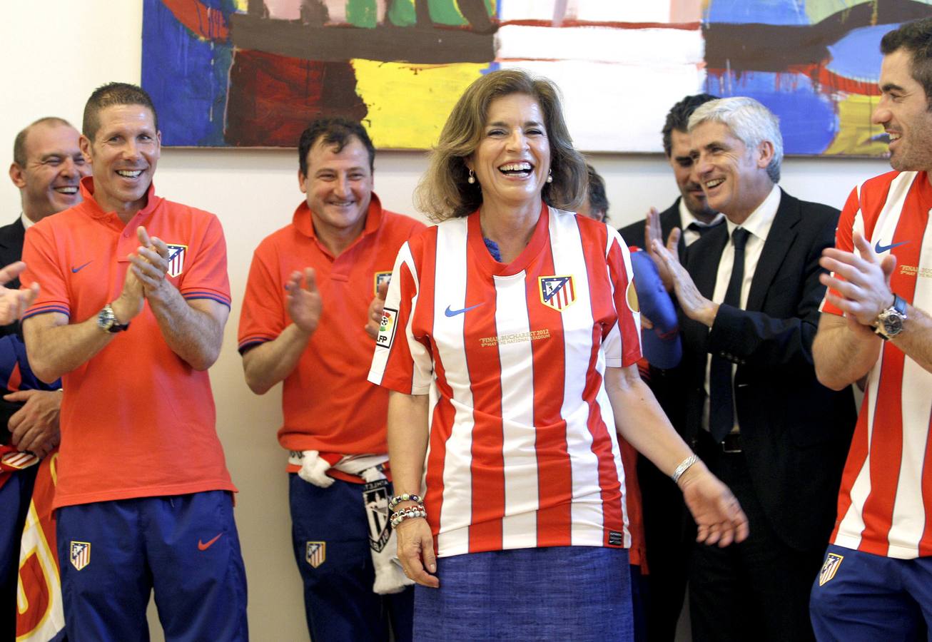 Con la camiseta del Atlético de Madrid durante la recepción del Ayuntamiento de Madrid a la plantilla rojiblanca el 10 de mayo de 2012, tras ganar la Liga Europa.