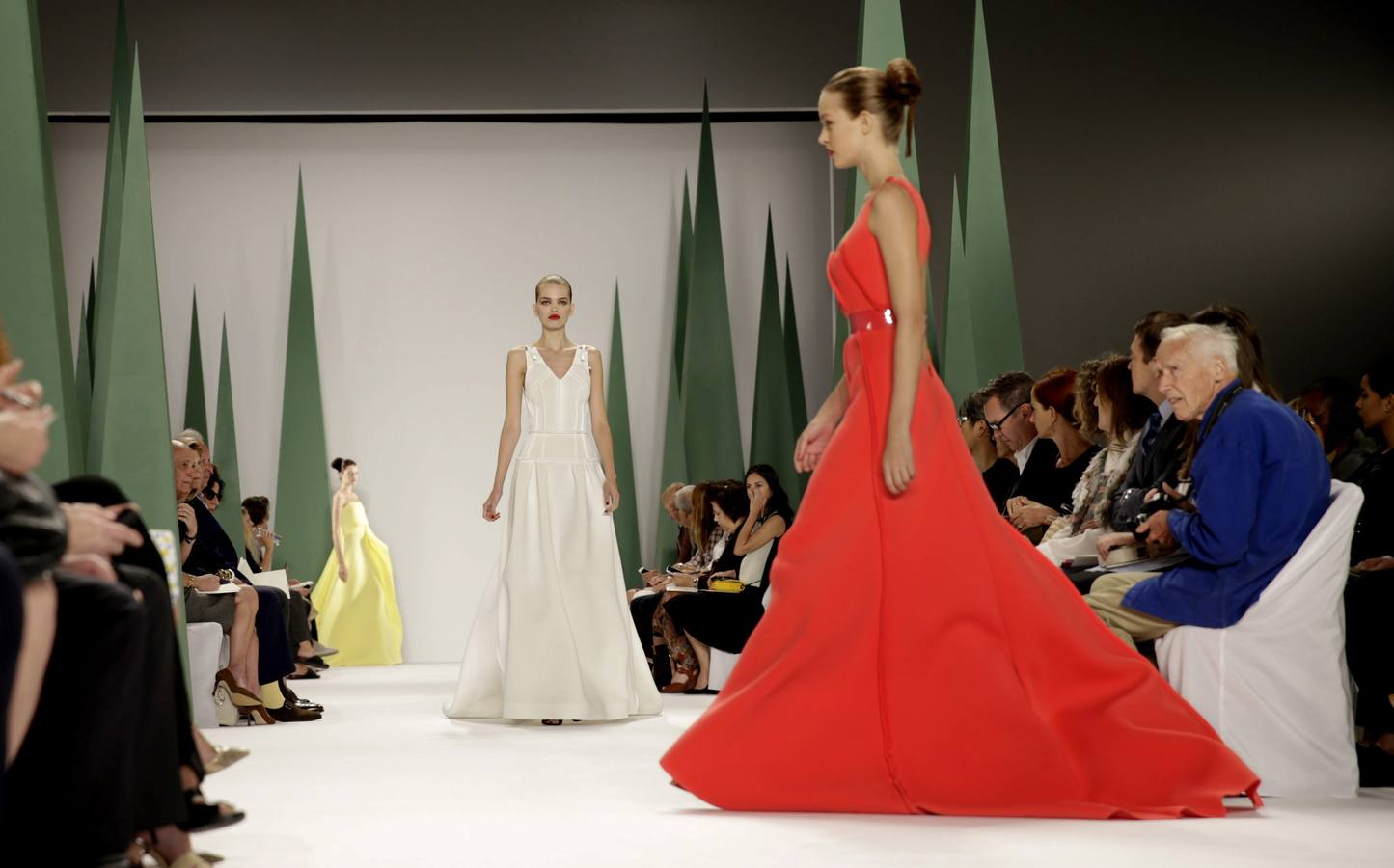 Una colección inspirada en el código cromático de una flor. Carolina Herrera ha jugado en su colección con las líneas, bien a través de las costuras vistas o bien a través de hermosos juegos de volúmenes heredados de la papiroflexia.