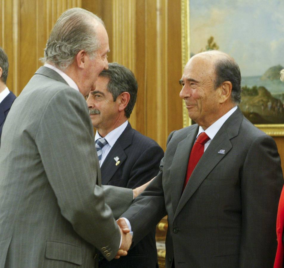 Botín, con don Juan Carlos. Emilio Botín, saluda a don Juan Carlos.