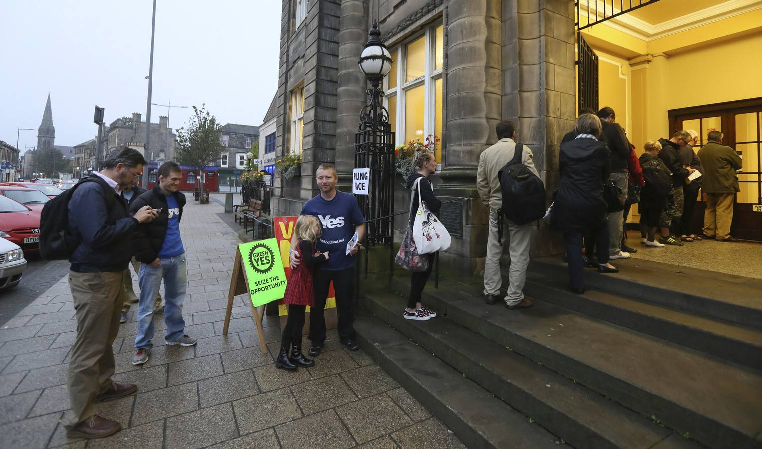 Escocia ya decide su futuro. Algunos escoceses esperan a las puertas de un colegio electoral de Edimburgo.