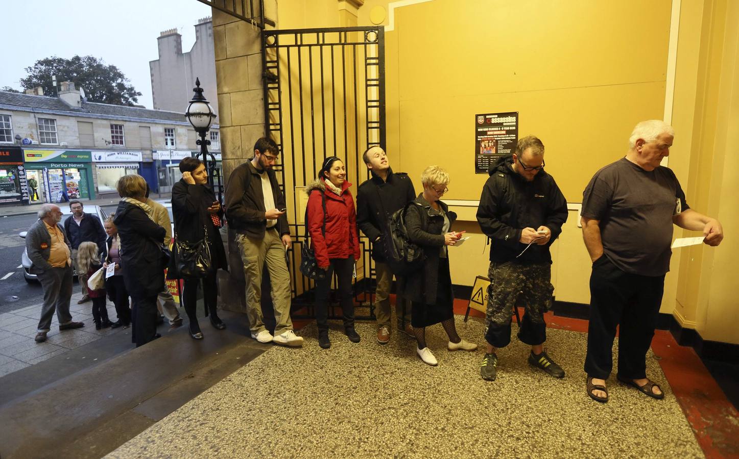 Escocia ya decide su futuro. Primeras colas en un colegio electoral de Edimburgo.