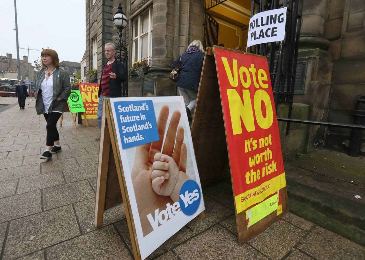 Escocia ya decide su futuro. Algunos escoceses salen y entran de un colegio electoral de Edimburgo.