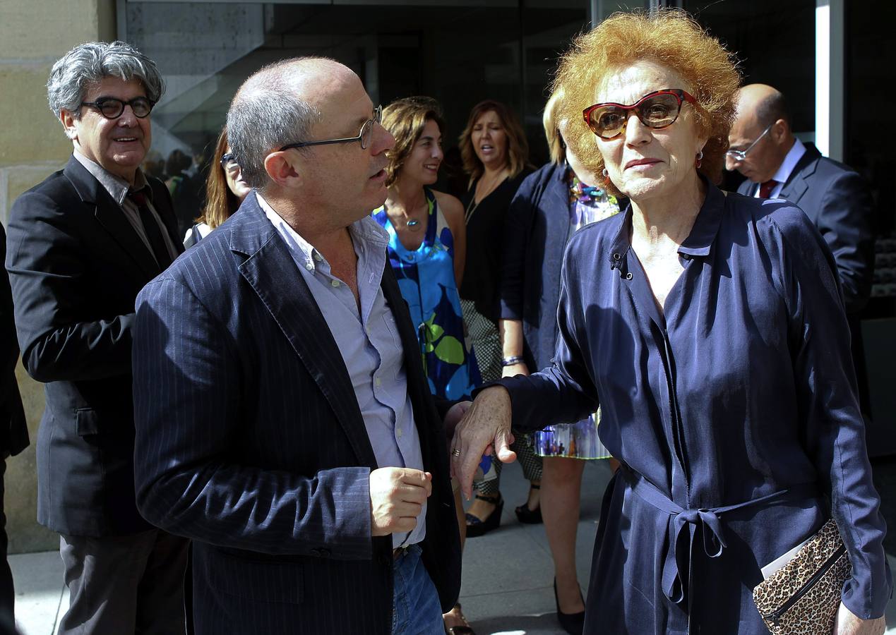 El alcalde de San Sebastián, Juan Carlos Izagirre, recibe a la actriz Marisa Paredes.