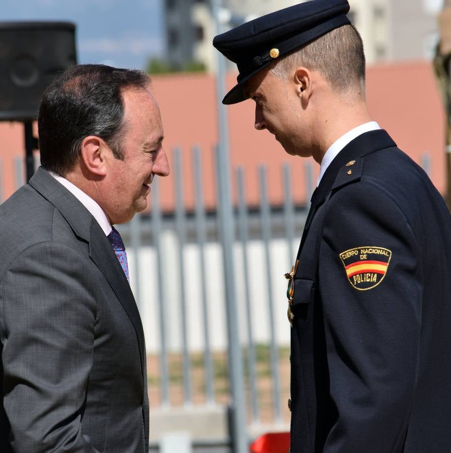 Entrega de condecoraciones con motivo del Día de la Policía