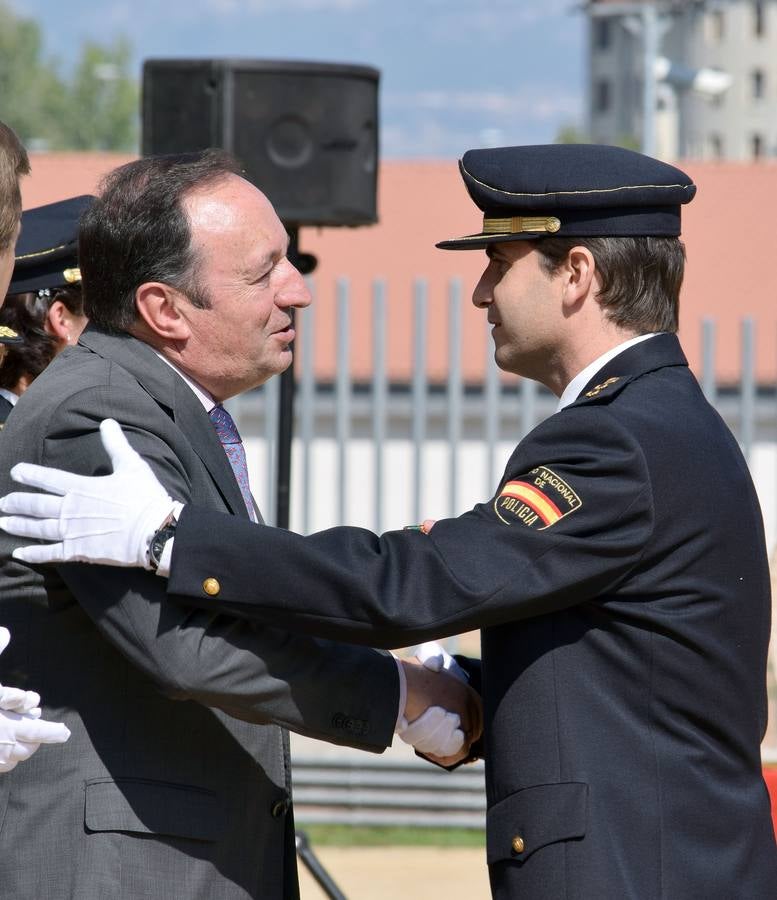 Entrega de condecoraciones con motivo del Día de la Policía