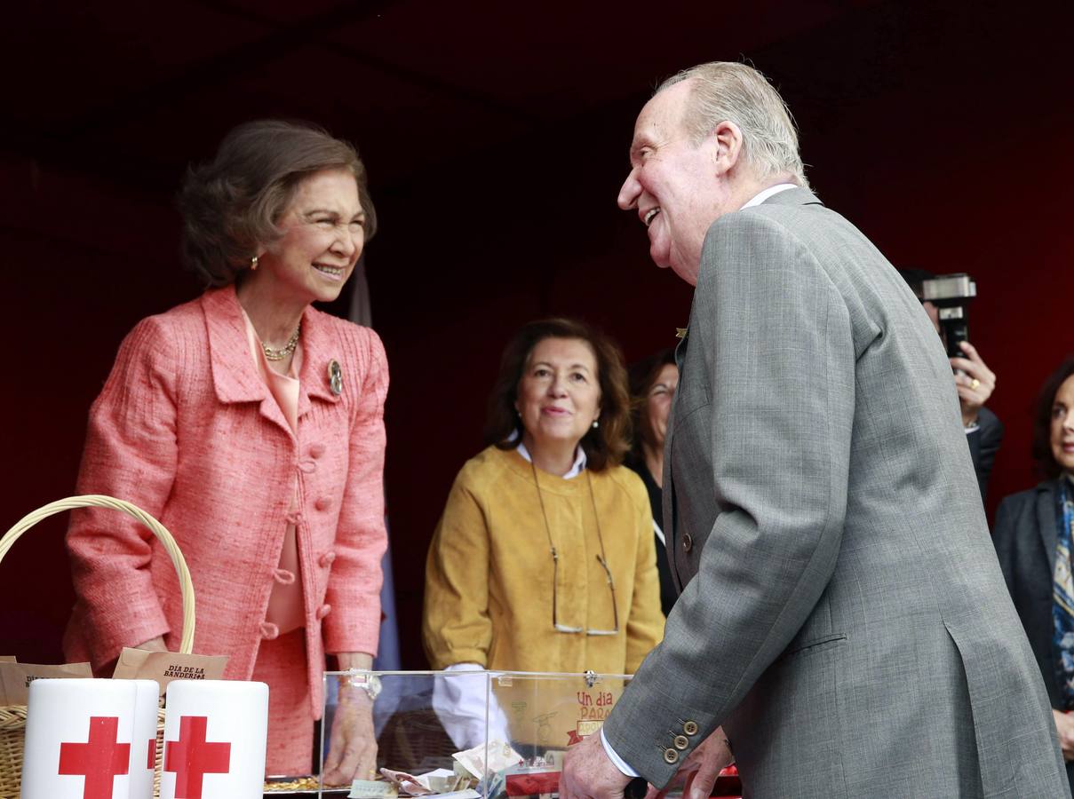 El rey Juan Carlos ha acudido hoy a la mesa de cuestación de la Cruz Roja presidida por la reina Sofía, en la Puerta del Sol, para apoyar así la celebración del Día de la Banderita.