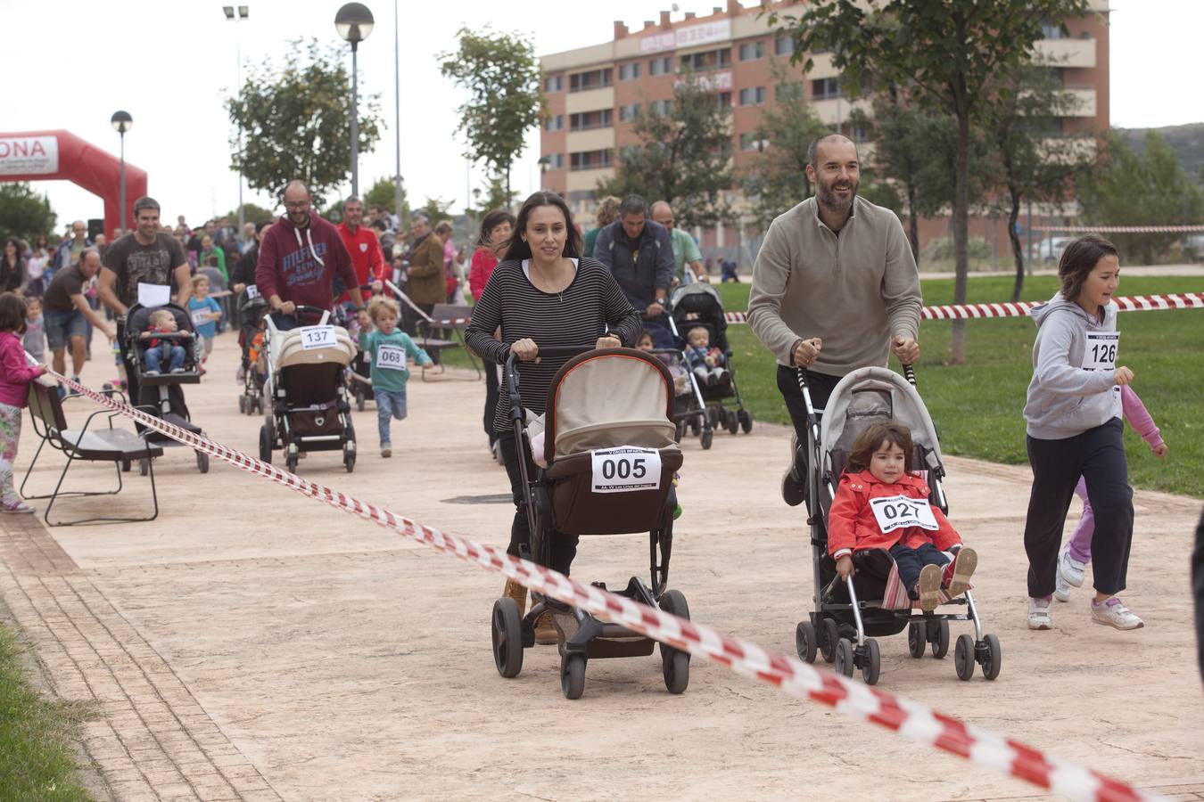 Carreras de cochecitos de niños en Los Lirios