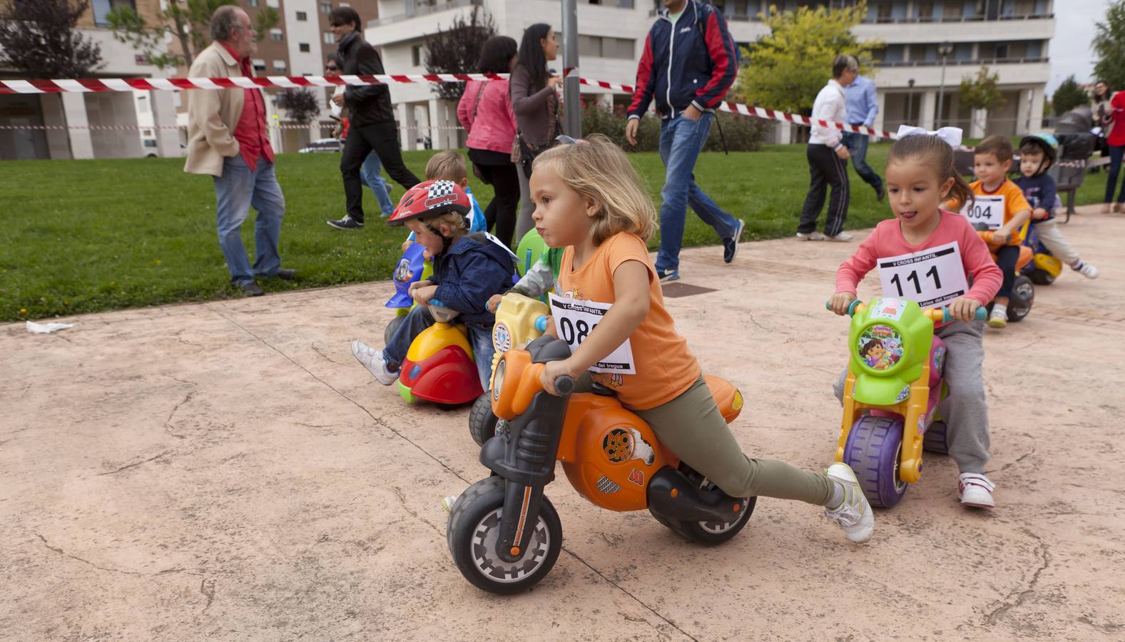 Carreras de cochecitos de niños en Los Lirios