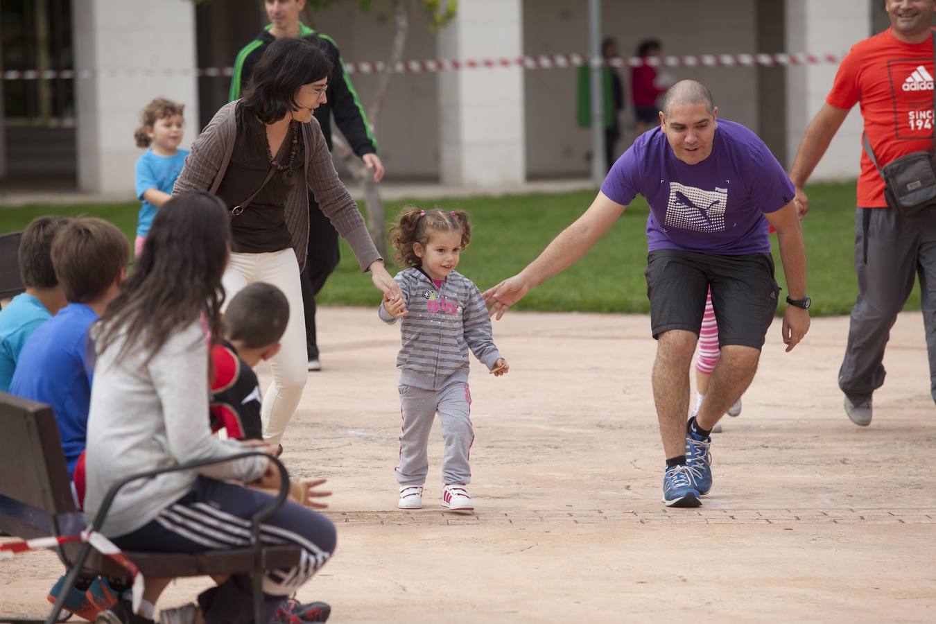 Carreras de cochecitos de niños en Los Lirios