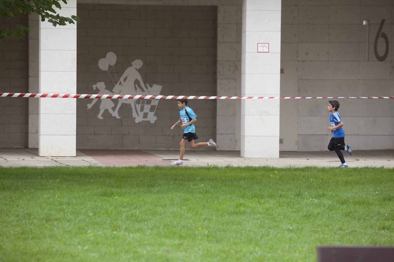 Carreras de cochecitos de niños en Los Lirios