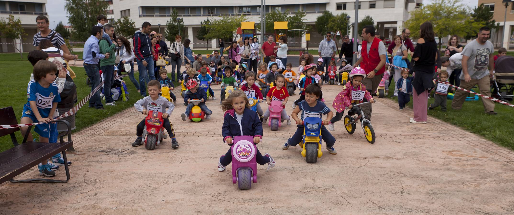 Carreras de cochecitos de niños en Los Lirios