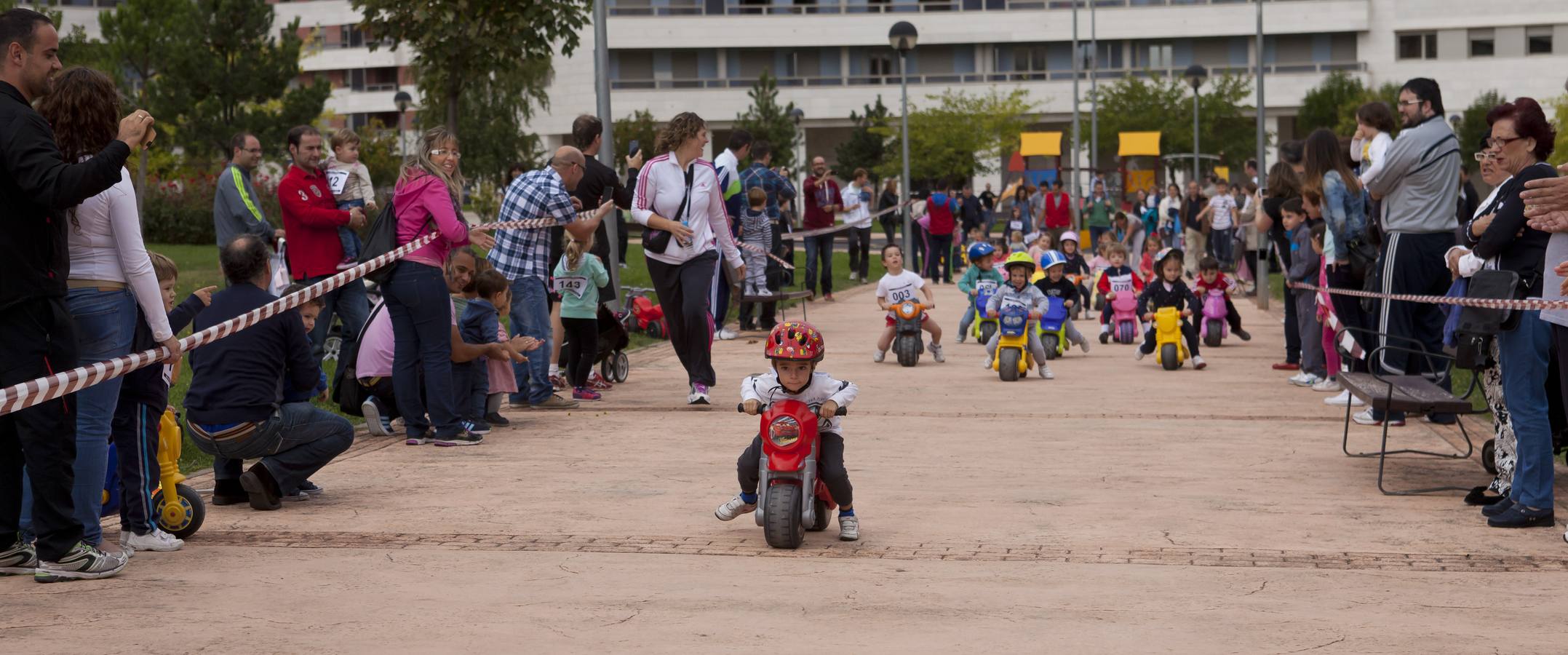 Carreras de cochecitos de niños en Los Lirios