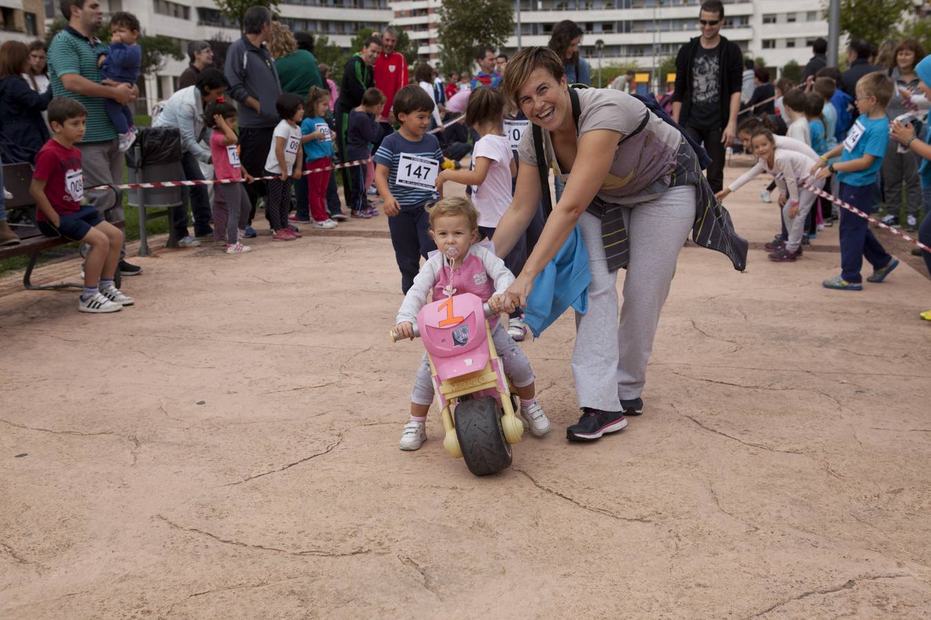 Carreras de cochecitos de niños en Los Lirios