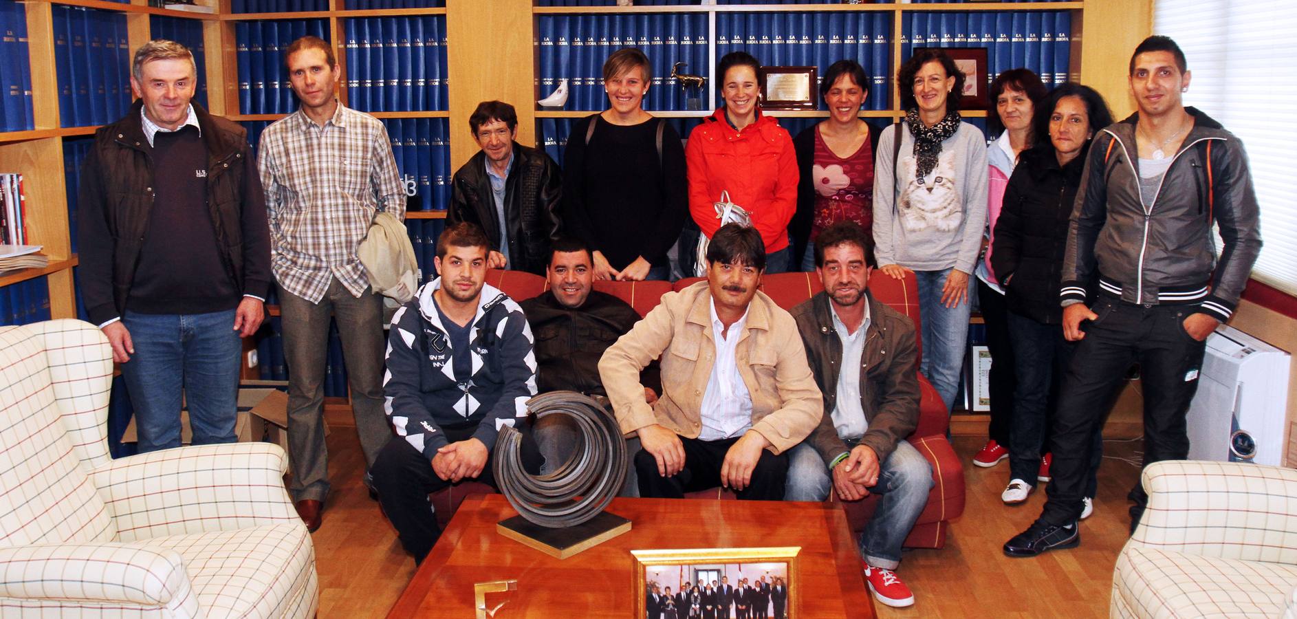 Los alumnos del Centro Ocupacional de Fundación Cáritas-Chavicar de Santo Domingo y Logroño visitan la multimedia de Diario LA RIOJA