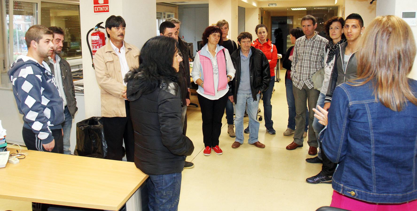 Los alumnos del Centro Ocupacional de Fundación Cáritas-Chavicar de Santo Domingo y Logroño visitan la multimedia de Diario LA RIOJA