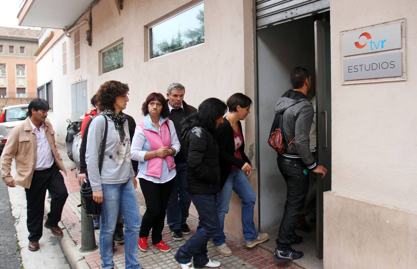 Los alumnos del Centro Ocupacional de Fundación Cáritas-Chavicar de Santo Domingo y Logroño visitan la multimedia de Diario LA RIOJA