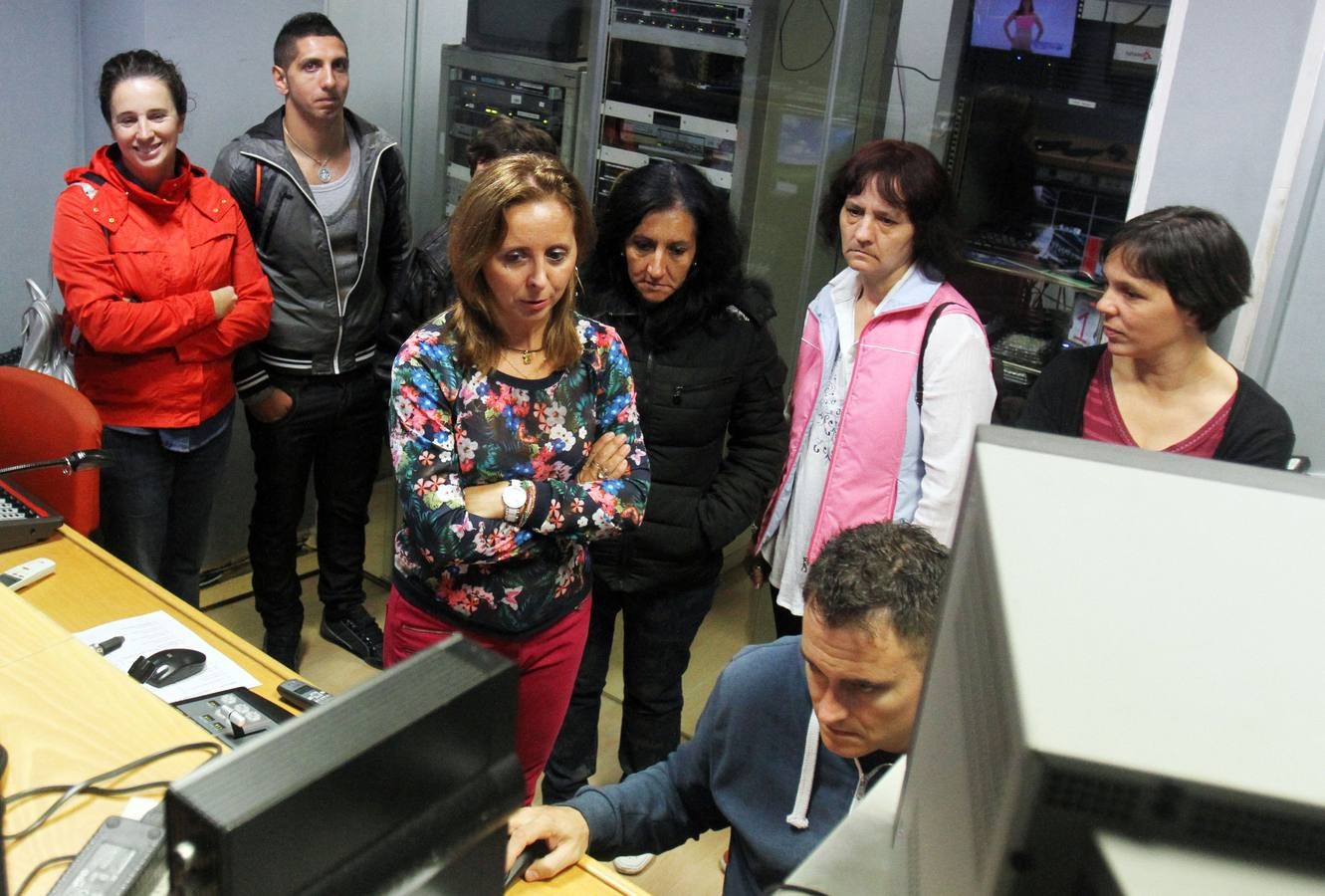 Los alumnos del Centro Ocupacional de Fundación Cáritas-Chavicar de Santo Domingo y Logroño visitan la multimedia de Diario LA RIOJA