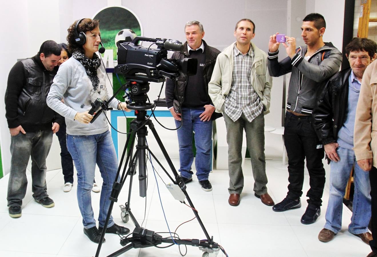 Los alumnos del Centro Ocupacional de Fundación Cáritas-Chavicar de Santo Domingo y Logroño visitan la multimedia de Diario LA RIOJA