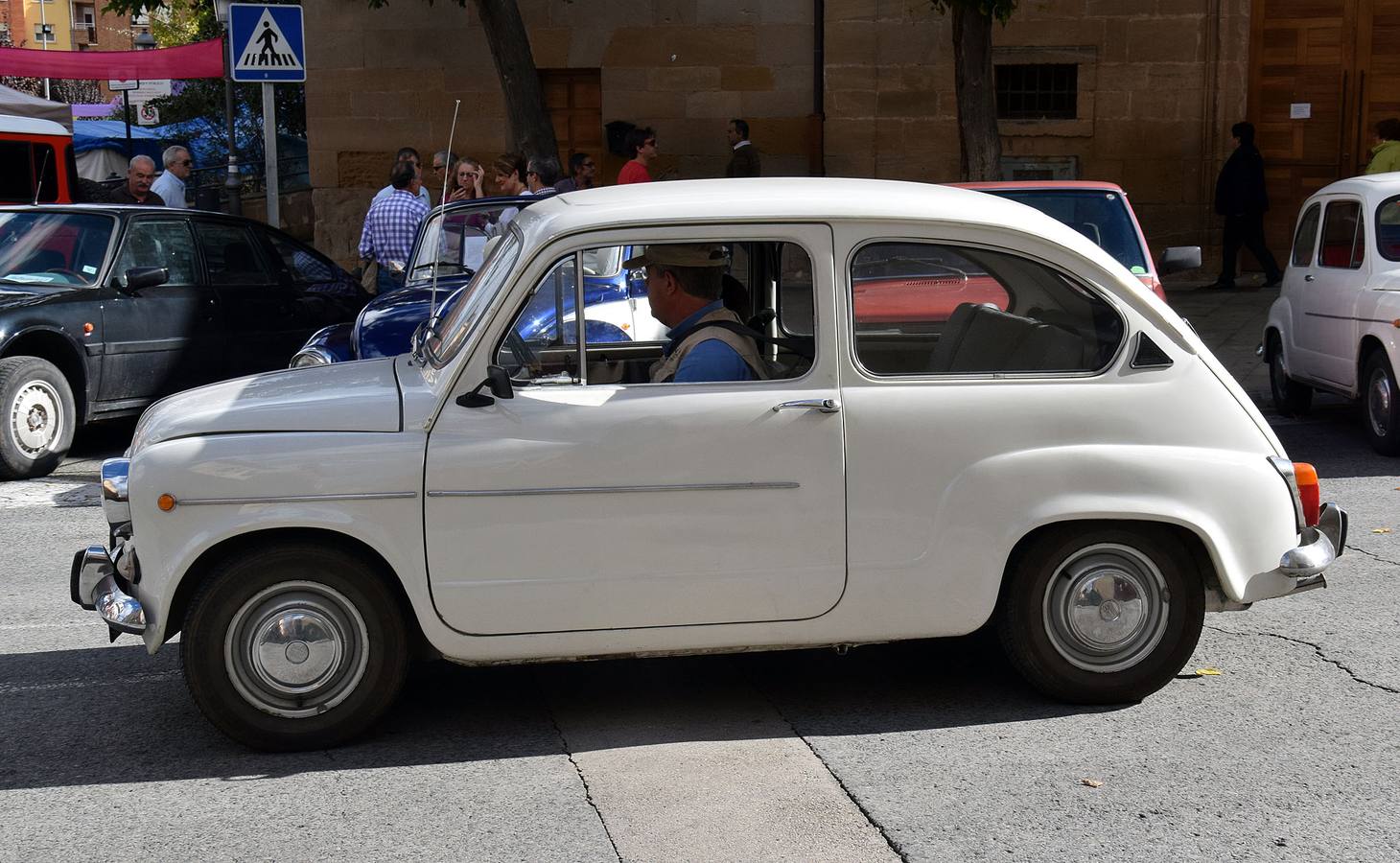 Concentración de coches clásicos en las Fiestas de Gracias de Lardero