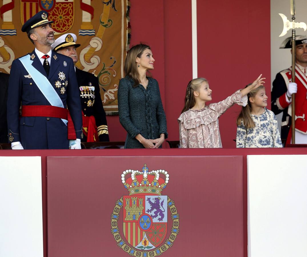 Los Reyes presiden su primer desfile de la Fiesta Nacional