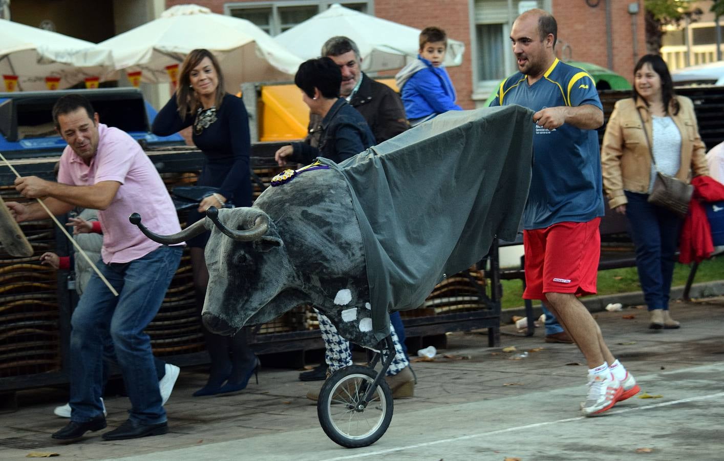 Encierro infantil con reses simuladas en las fiestas de Varea