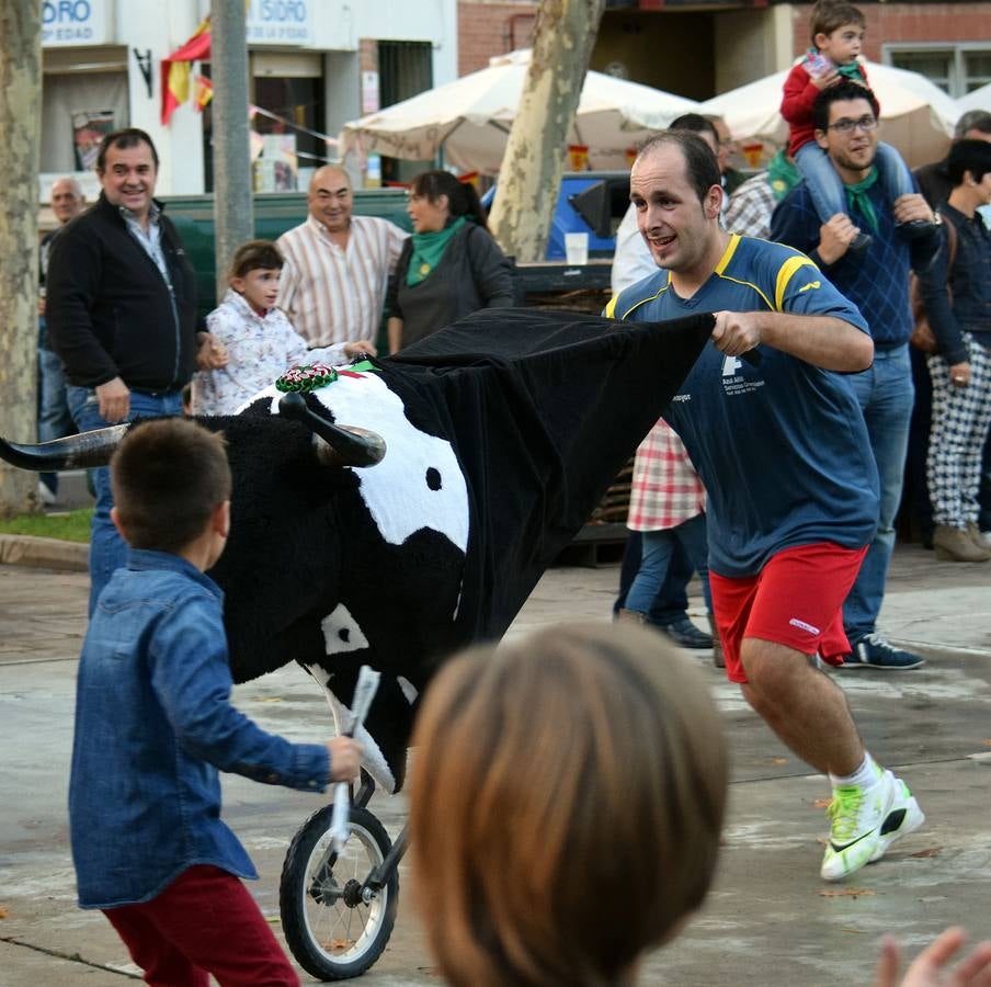 Encierro infantil con reses simuladas en las fiestas de Varea