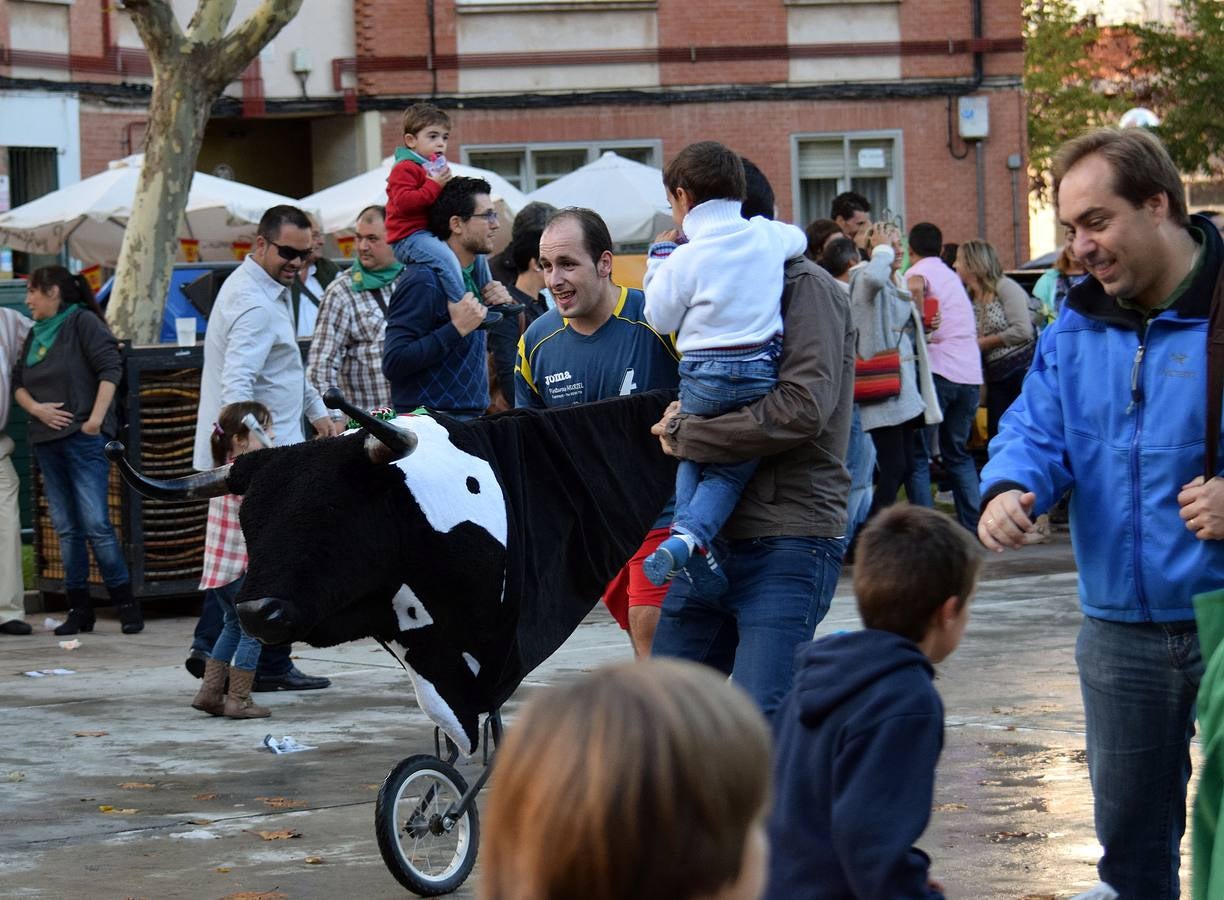 Encierro infantil con reses simuladas en las fiestas de Varea