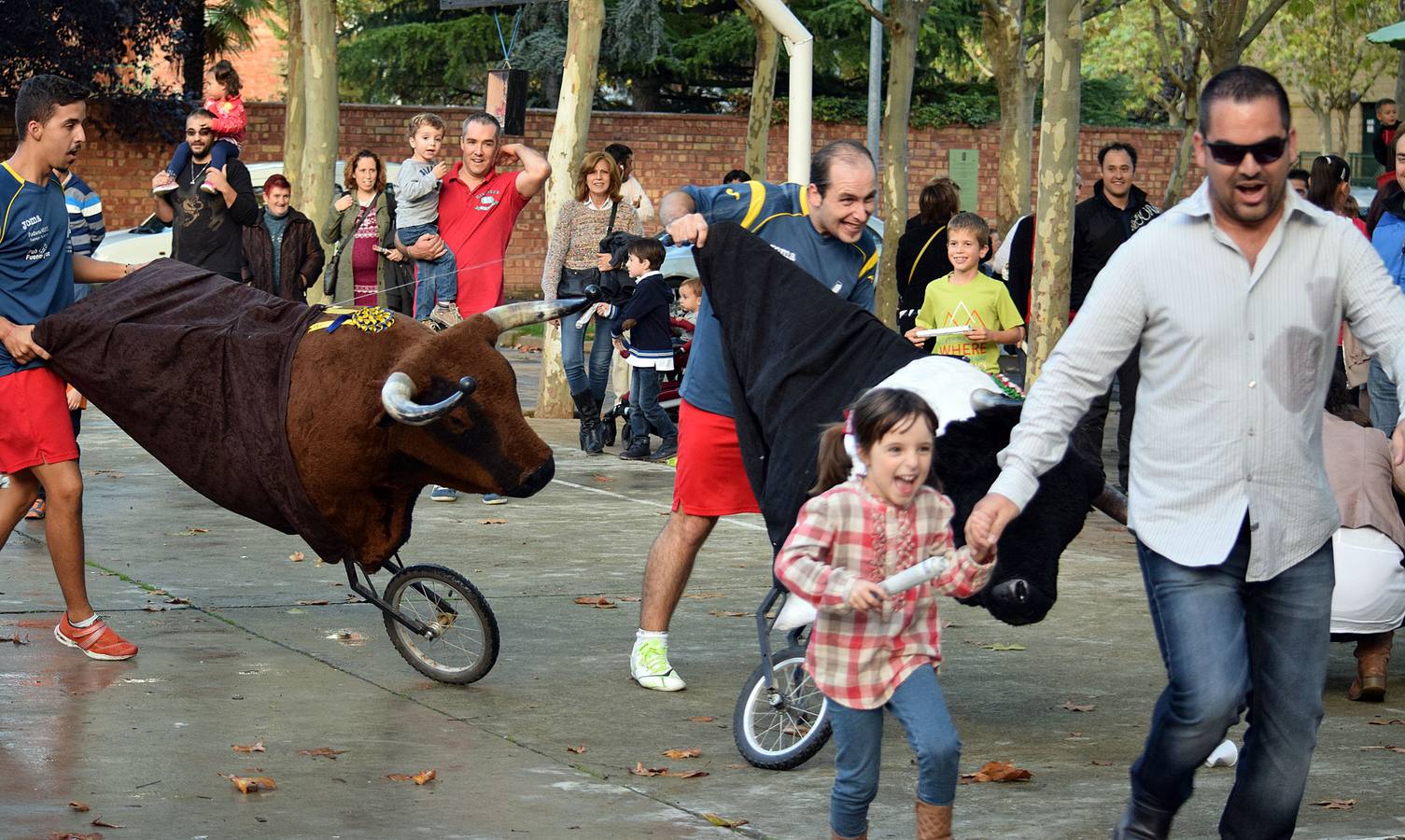 Encierro infantil con reses simuladas en las fiestas de Varea