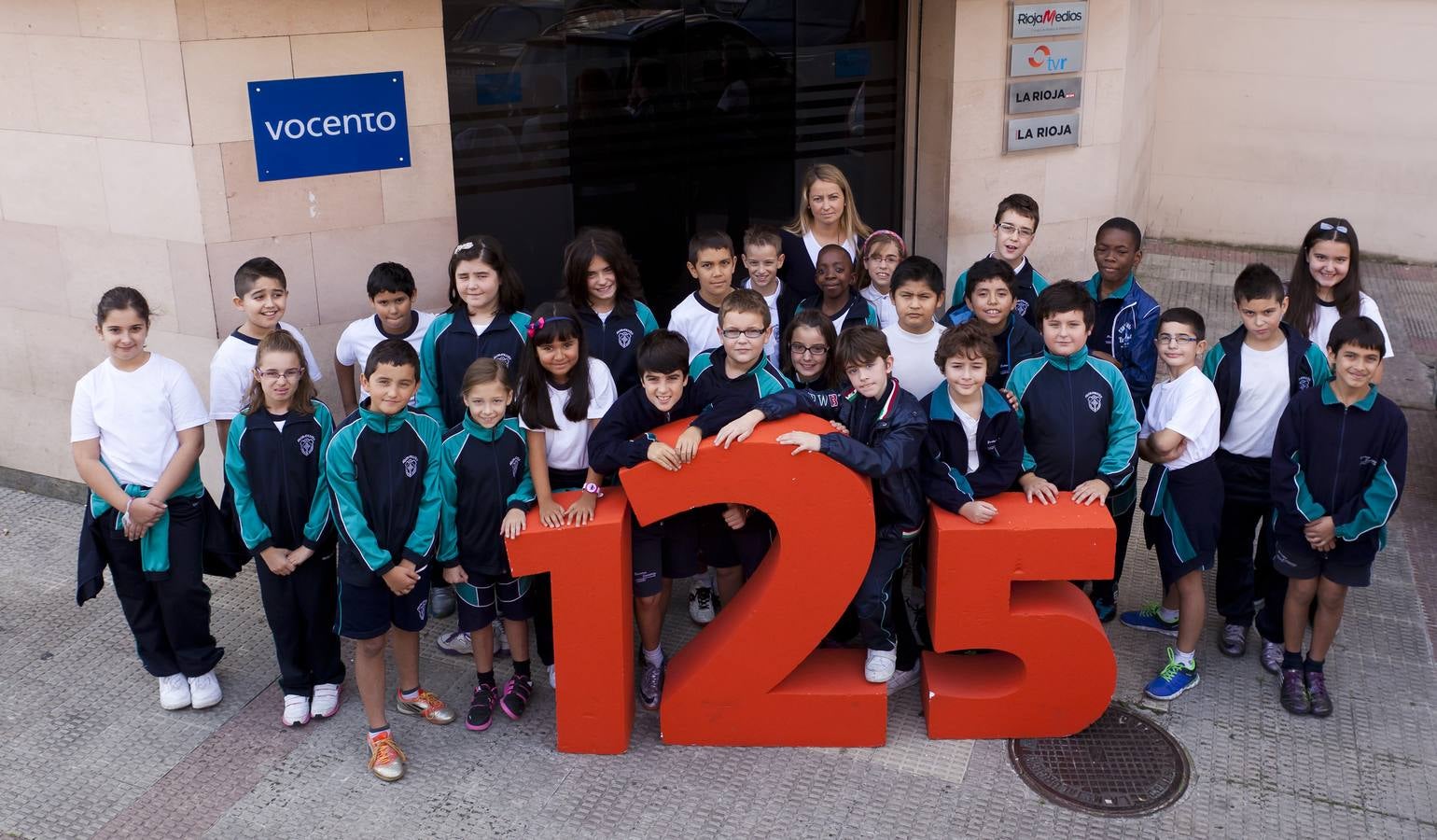 Los alumnos de 5º B del Colegio Adoratrices de Logroño visitan la multimedia de Diario LA RIOJA