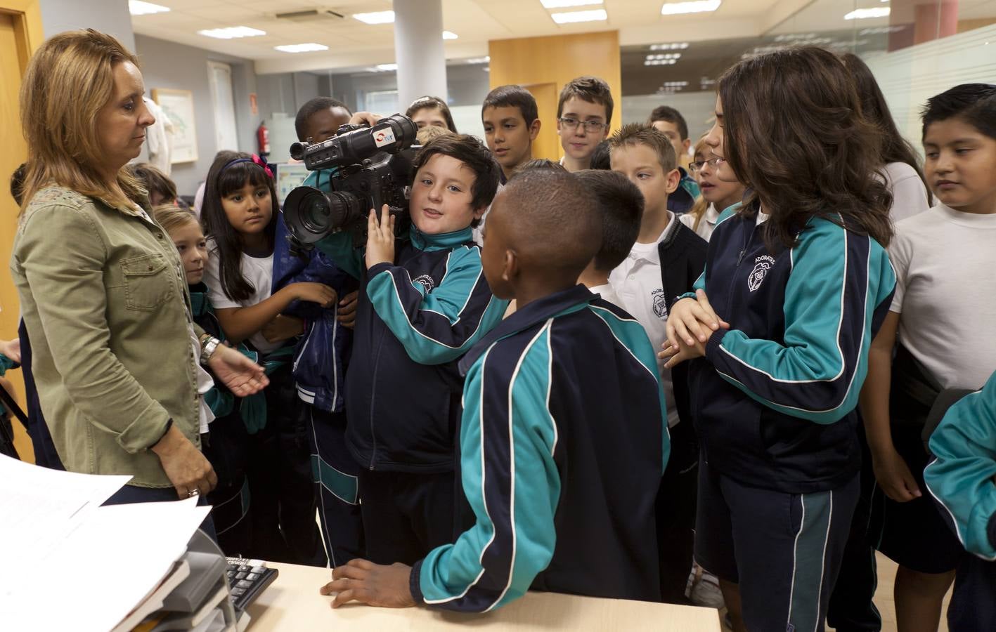 Los alumnos de 5º B del Colegio Adoratrices de Logroño visitan la multimedia de Diario LA RIOJA
