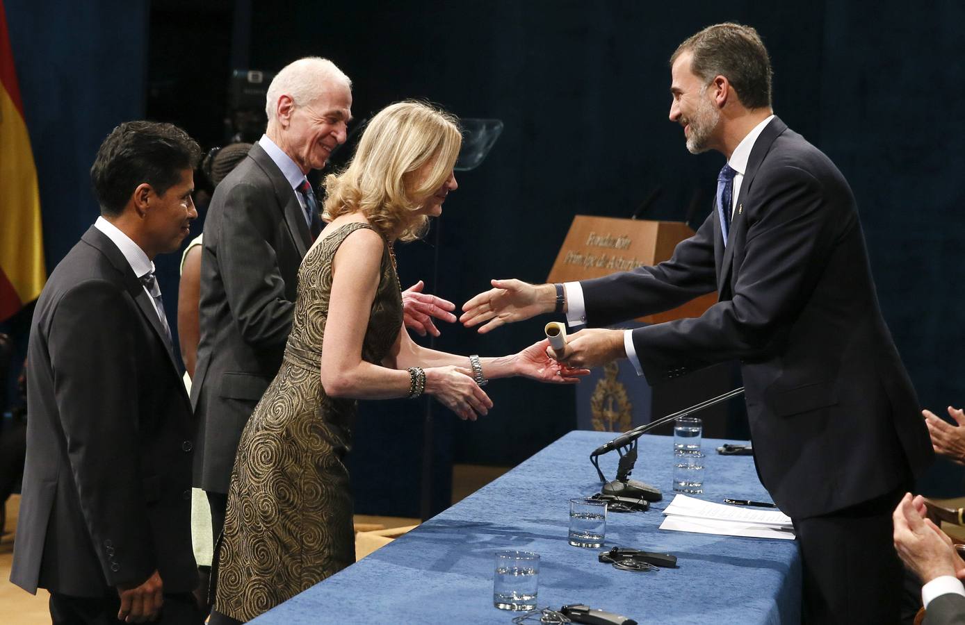 El rey Felipe VI entrega a la presidenta y directora ejecutiva de Nueva York Road Runners y directora del Maratón de Nueva York, Mary Wittenberg (c); el Premio Príncipe de Asturias de los Deportes 2014 que ha sido otorgado al Maratón de Nueva York.