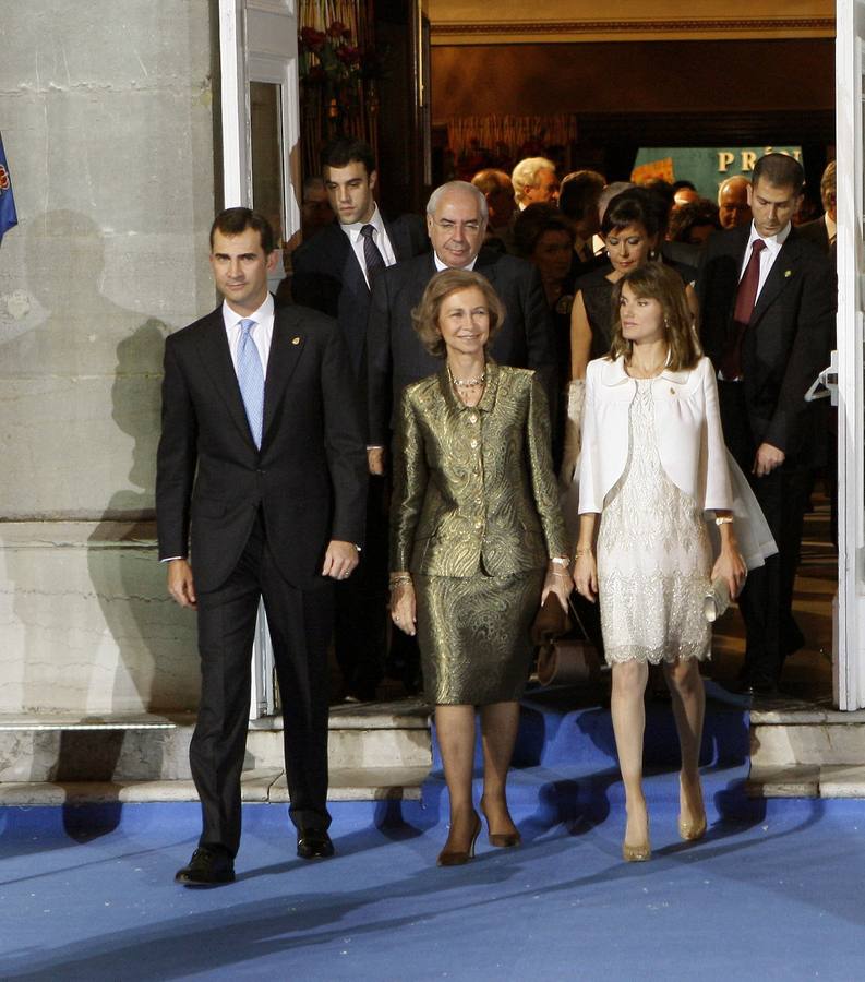 Blanco con incrustaciones de cristal. 2007. Doña Letiziá visitó un vestido blanco con incrustaciones de cristal, que combinó con unos zapatos en dorado. Además, lució una torera blanca de media manga.