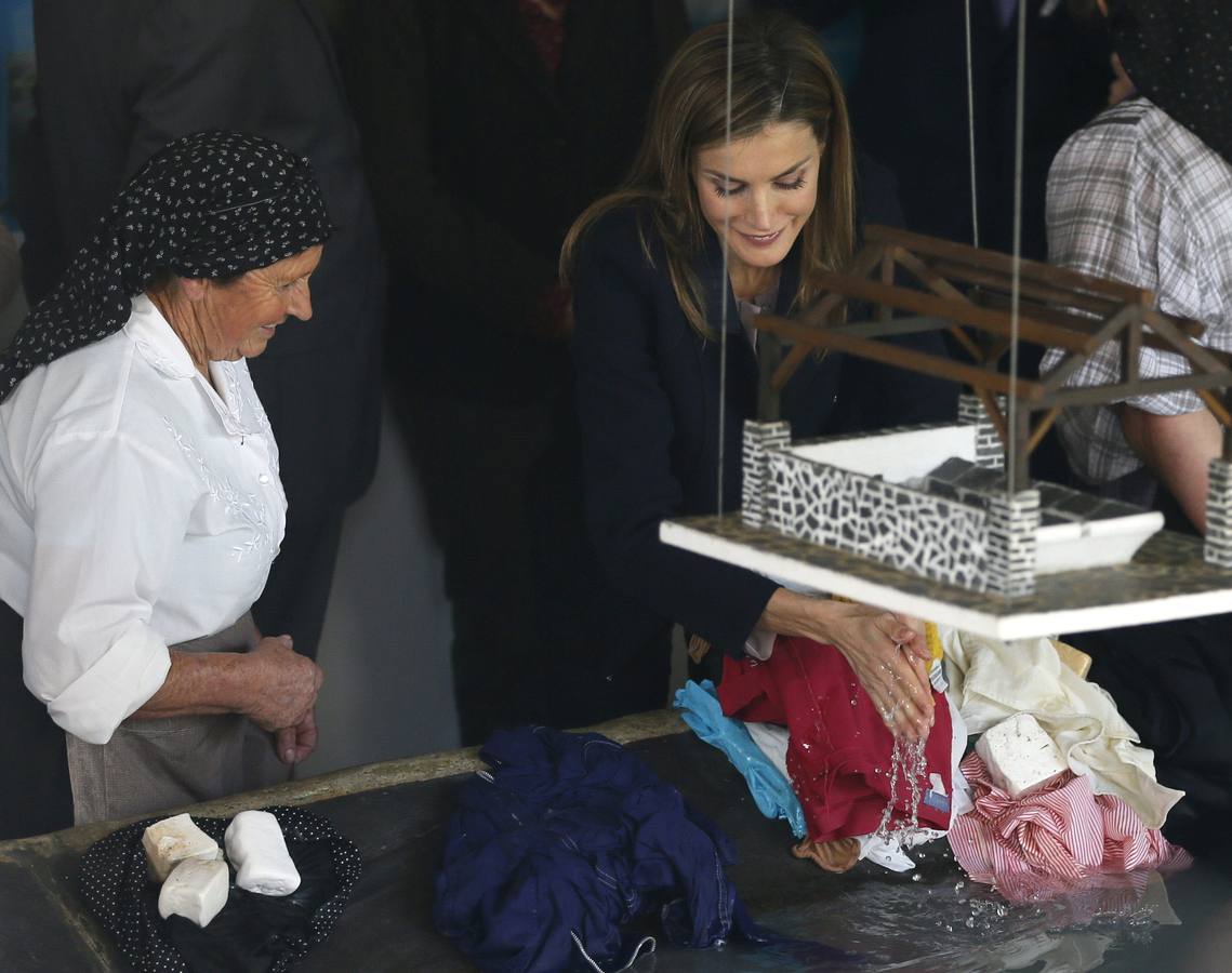 La reina Letizia en un antiguo lavadero de Boal.