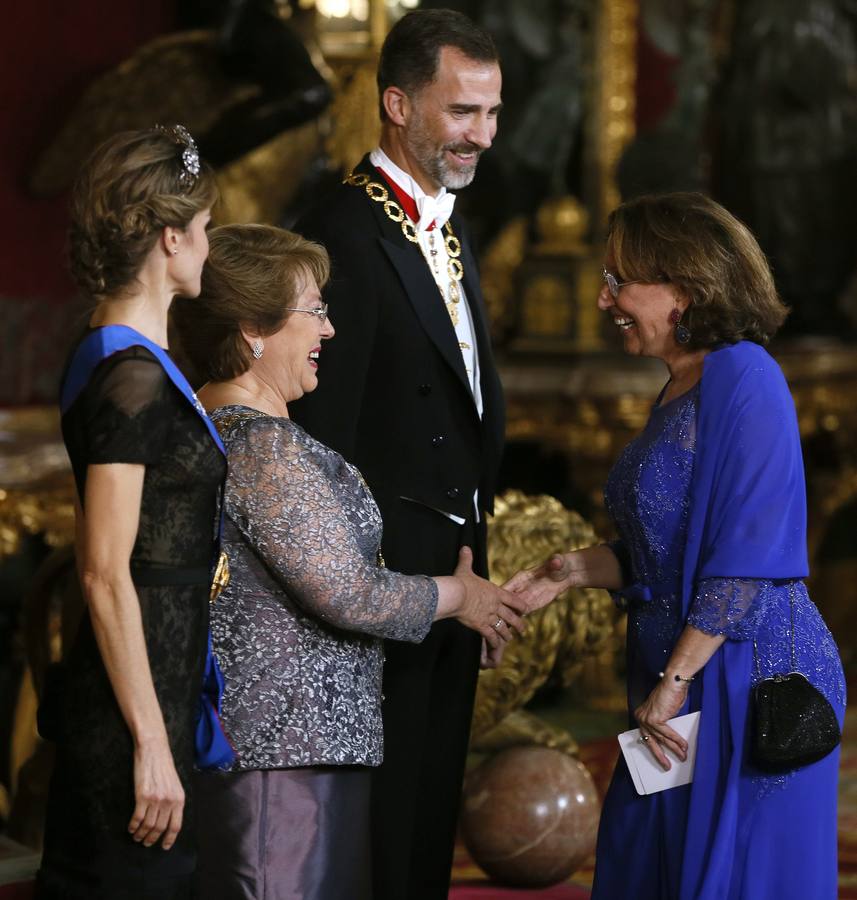 Los Reyes reciben a Bachelet en la primera visita de Estado con Felipe VI