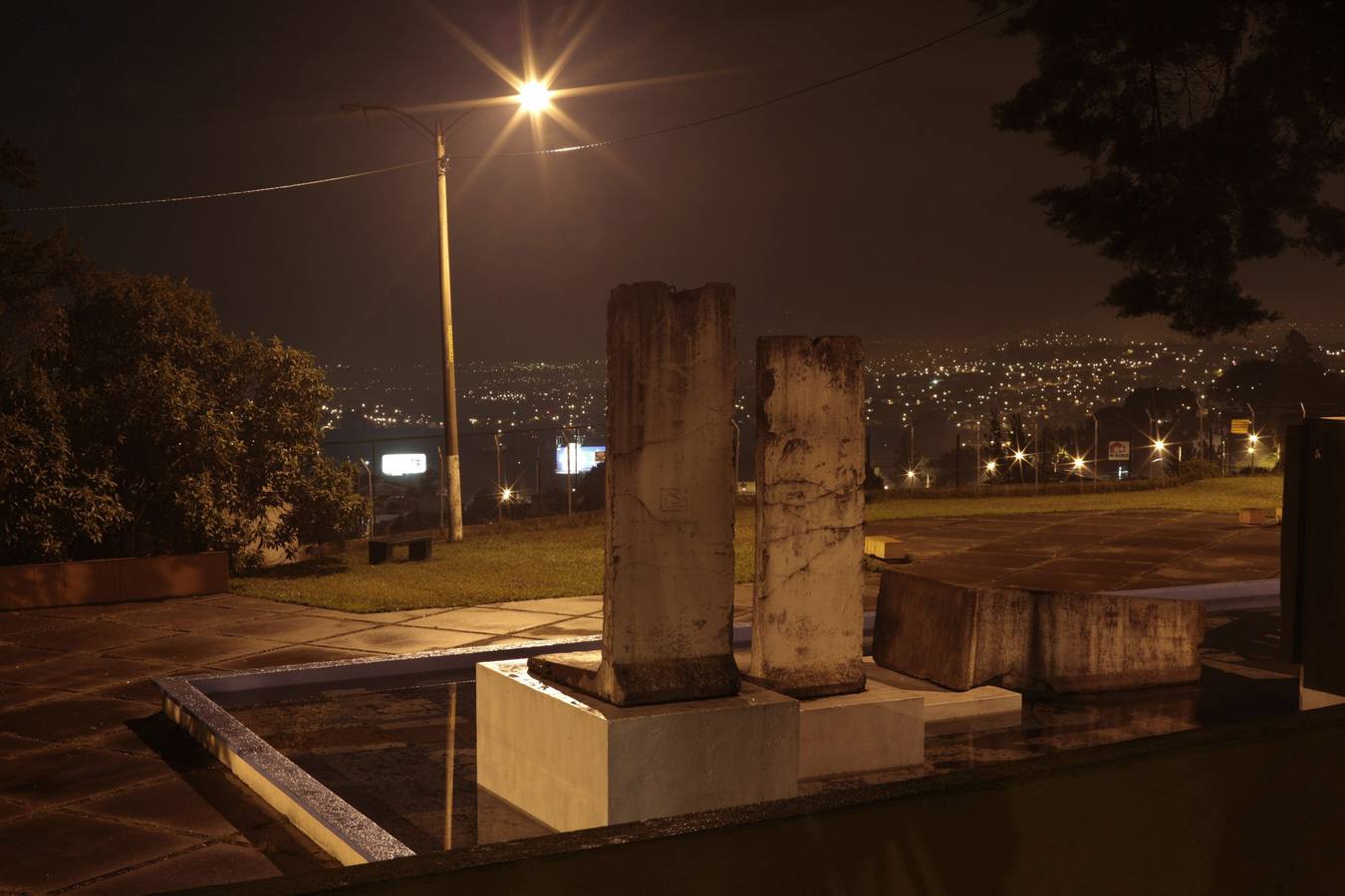 Tres restos del Muro visto en la Plaza de Berlín en la ciudad de Guatemala.