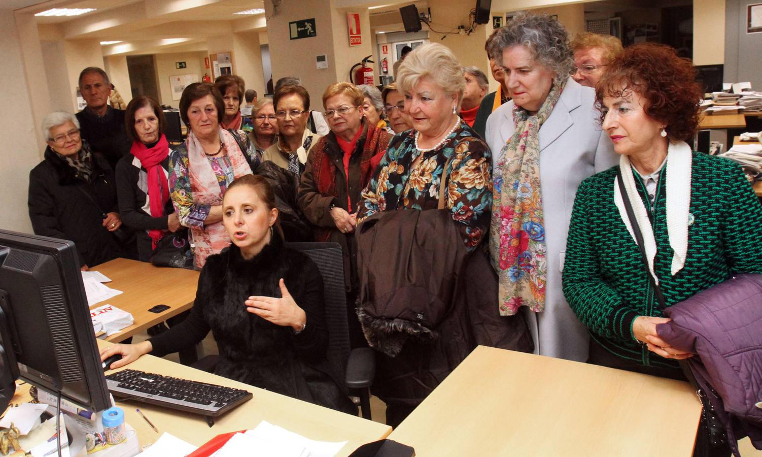 Visita a la multimedia de Diario LA RIOJA de un grupo del taller Vida Sana del Ayuntamiento de Logroño