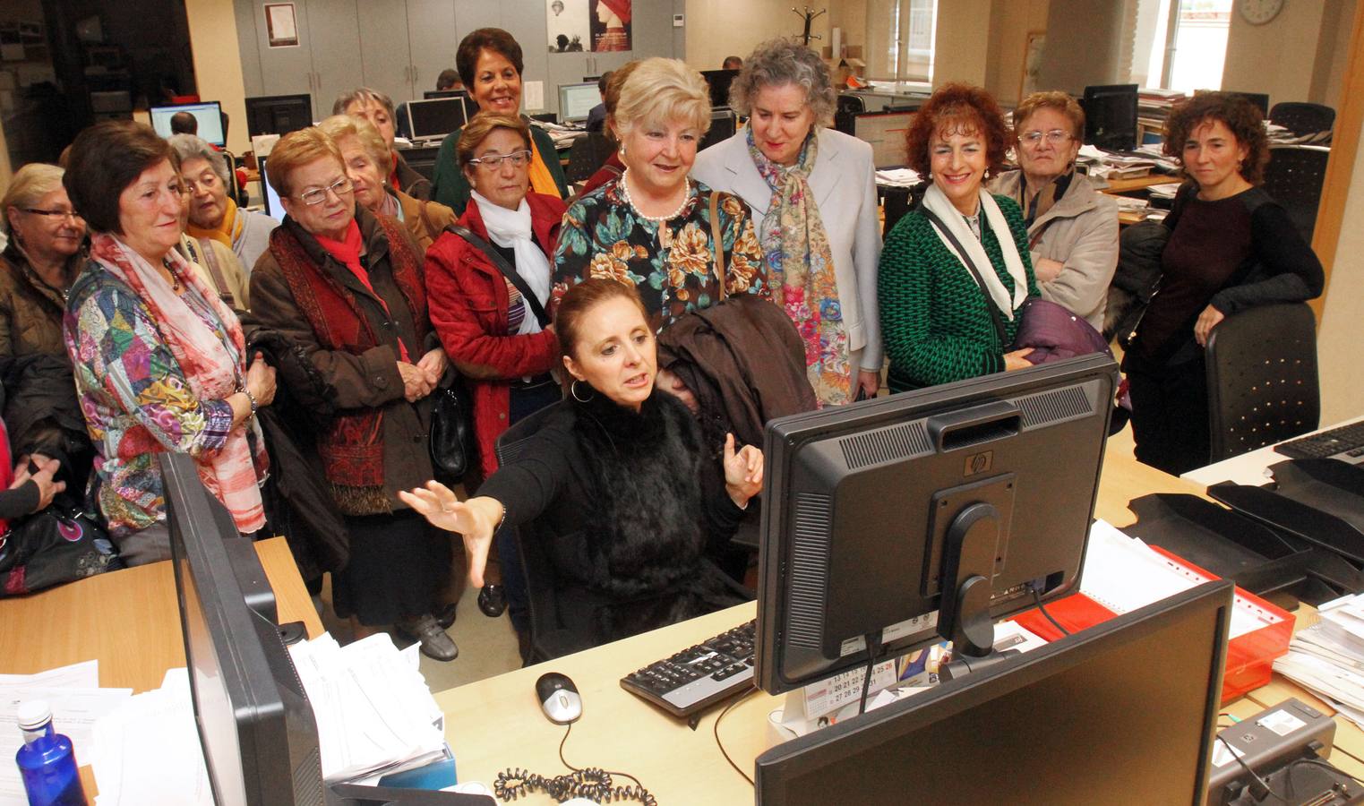 Visita a la multimedia de Diario LA RIOJA de un grupo del taller Vida Sana del Ayuntamiento de Logroño