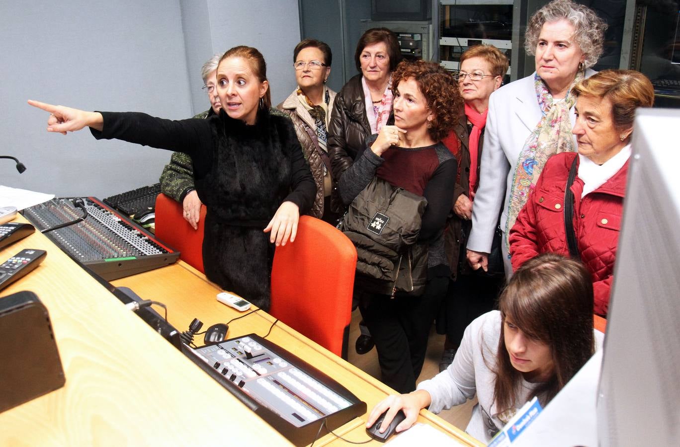 Visita a la multimedia de Diario LA RIOJA de un grupo del taller Vida Sana del Ayuntamiento de Logroño