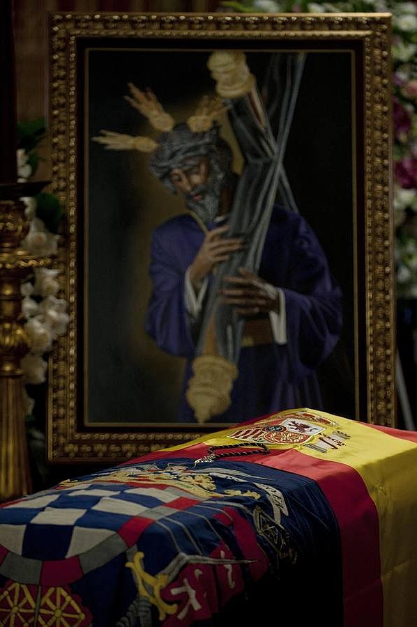 El Cristo de los Gitanos preside la capilla ardiente. 