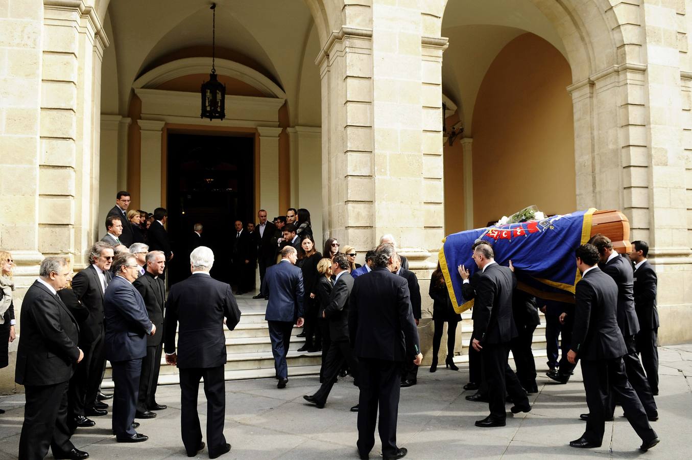 El féretro a la llegada al Ayuntamiento de Sevilla. 