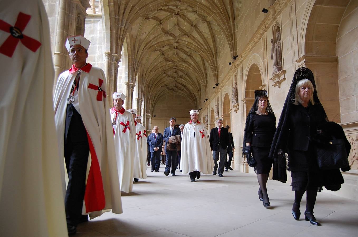 Inaugurado en Yuso un busto de Isabel la Católica y elección de Santiago Vivanco como caballero
