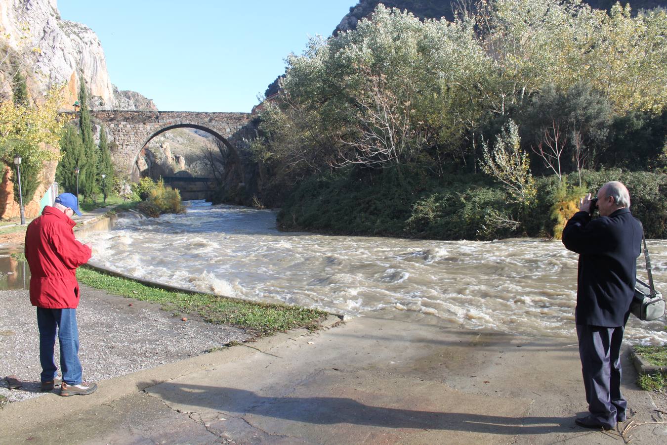 El río pasa crecido y con fuerza por Arnedillo.