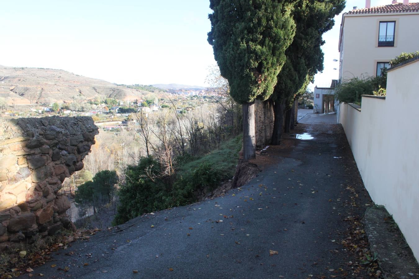 Las lluvias han provocado la caída de parte del talud del monsterio de Vico de Arnedo.