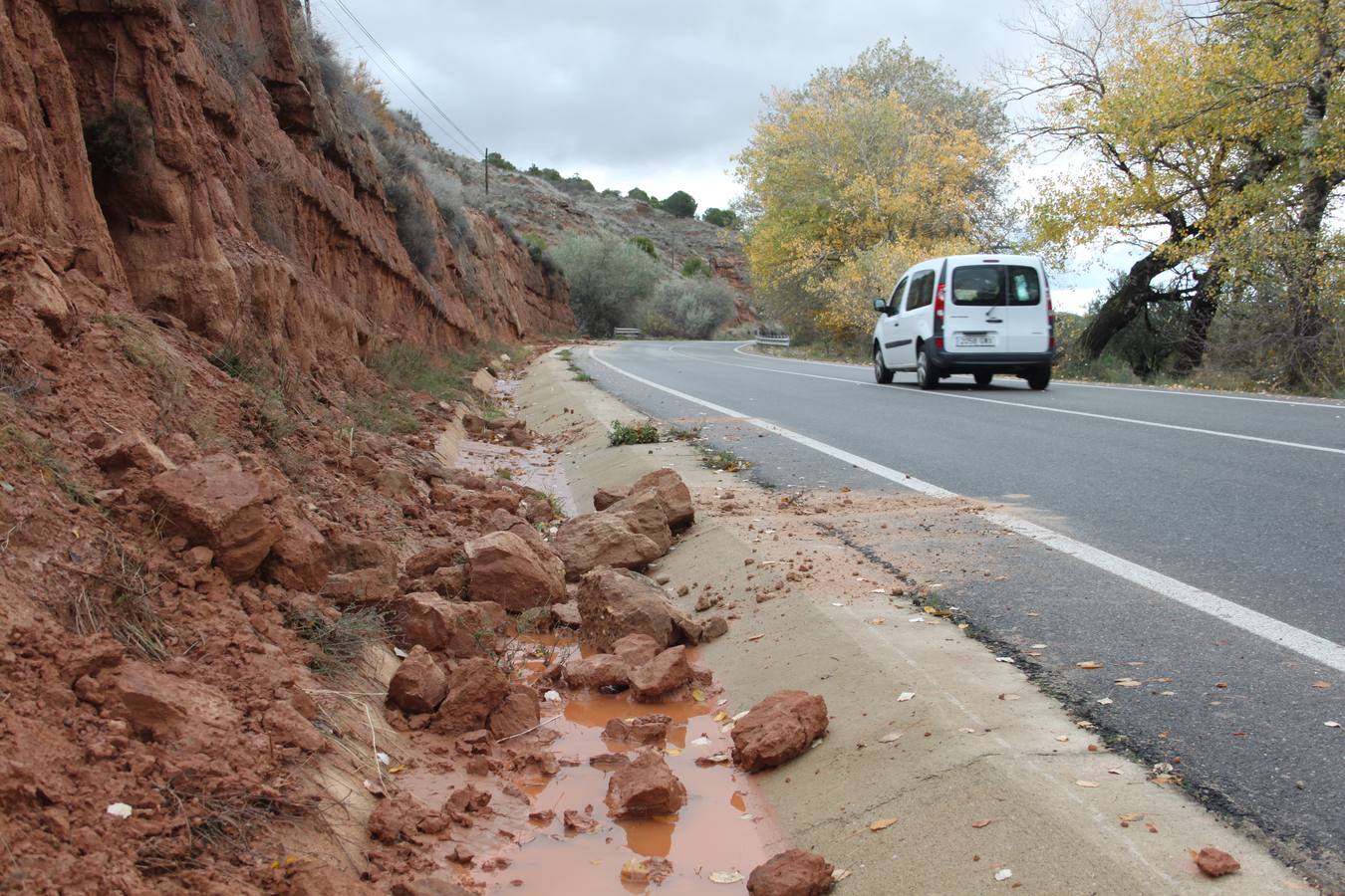 Desprendimiento de piedras y barro sobre la carretera en Arnedo.